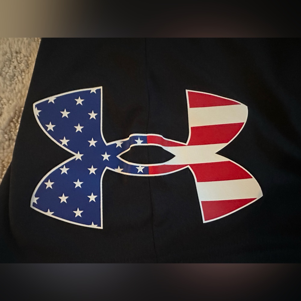 Like New Boys Youth Large Under Armour Shorts - Picture 2 of 2